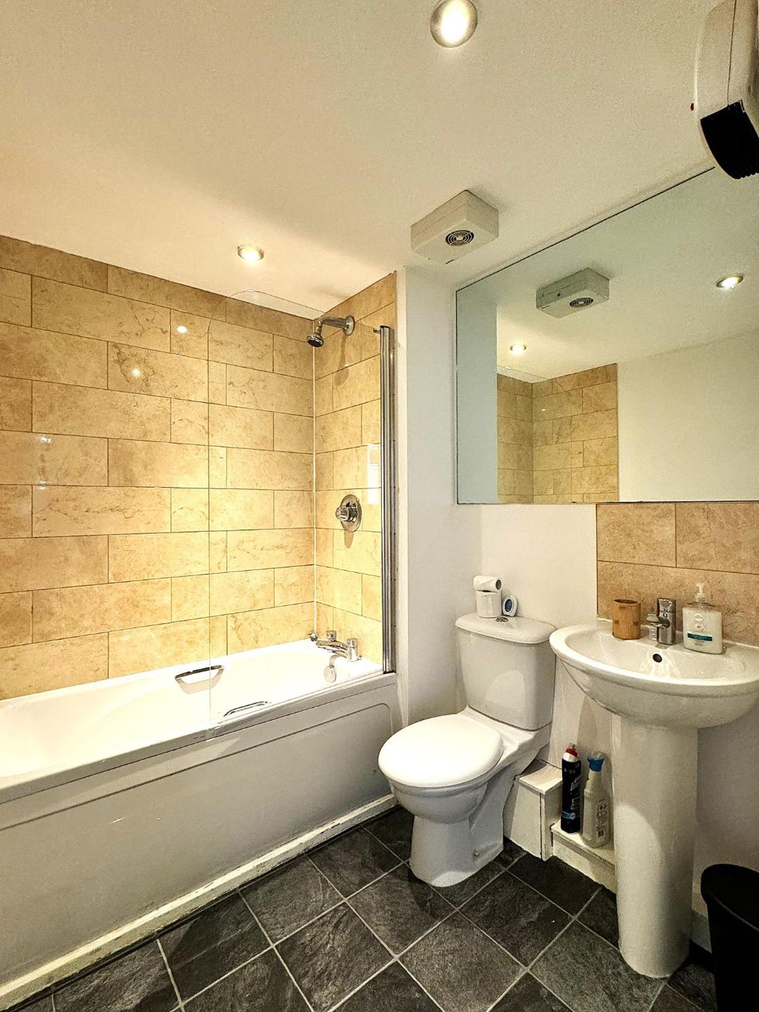 2 Bed Ensuite With Balcony And Free Onsite Secure Parking Manchester Kültér fotó