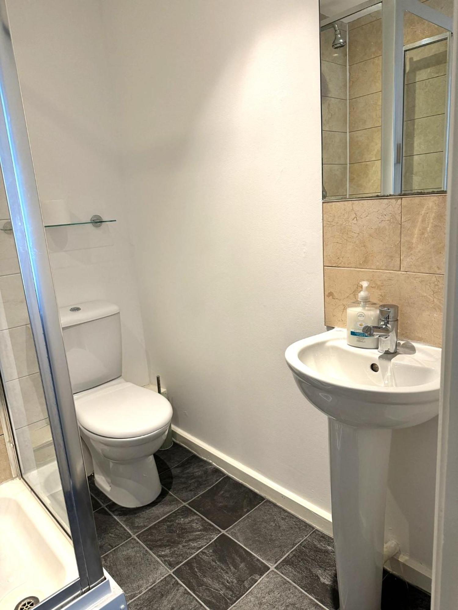 2 Bed Ensuite With Balcony And Free Onsite Secure Parking Manchester Kültér fotó
